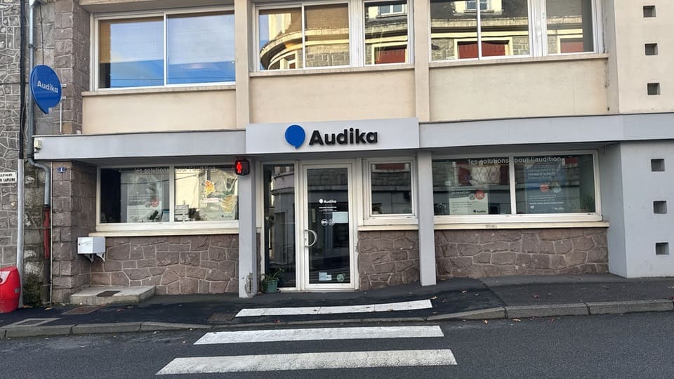 Devanture et vitrine de l'audioprothésiste Audika à Ussel