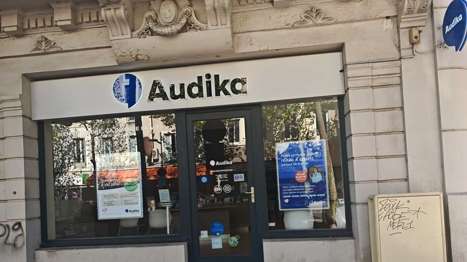 Devanture et vitrine de l'audioprothésiste Audika à Valence