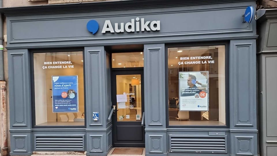 Devanture et vitrine de l'audioprothésiste Audika à Versailles