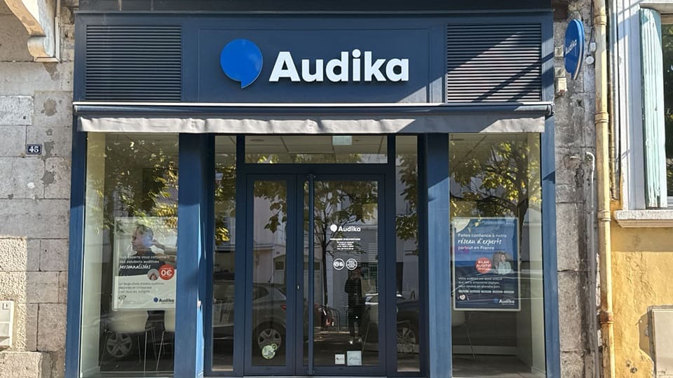 Devanture et vitrine de l'audioprothésiste Audika à Vienne