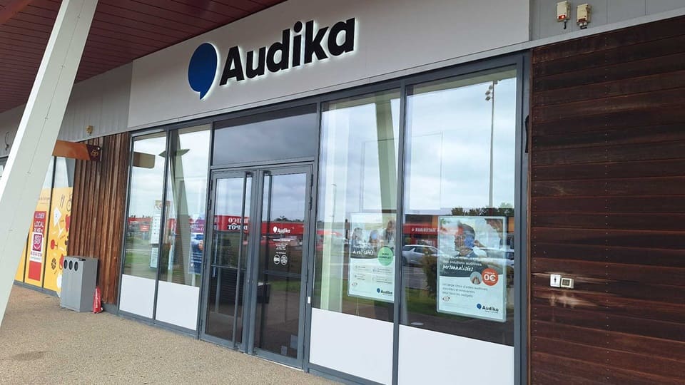 Devanture et vitrine de l'audioprothésiste Audika à Vierzon