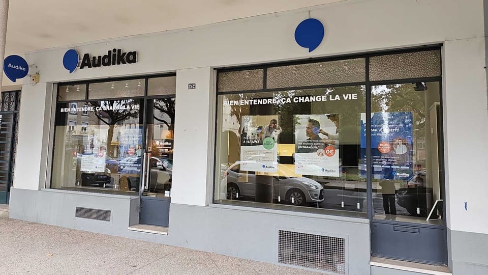 Devanture et vitrine de l'audioprothésiste Audika à Villefranche-sur-Saône