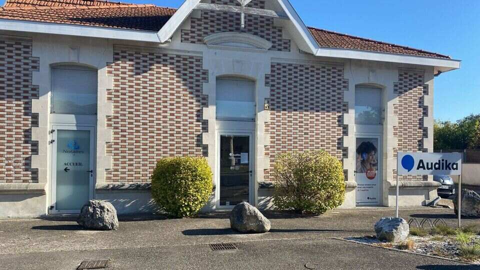 Devanture et vitrine de l'audioprothésiste Audika à Biganos