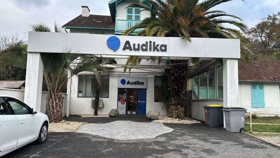Devanture et vitrine de l'audioprothésiste Audika à Billere