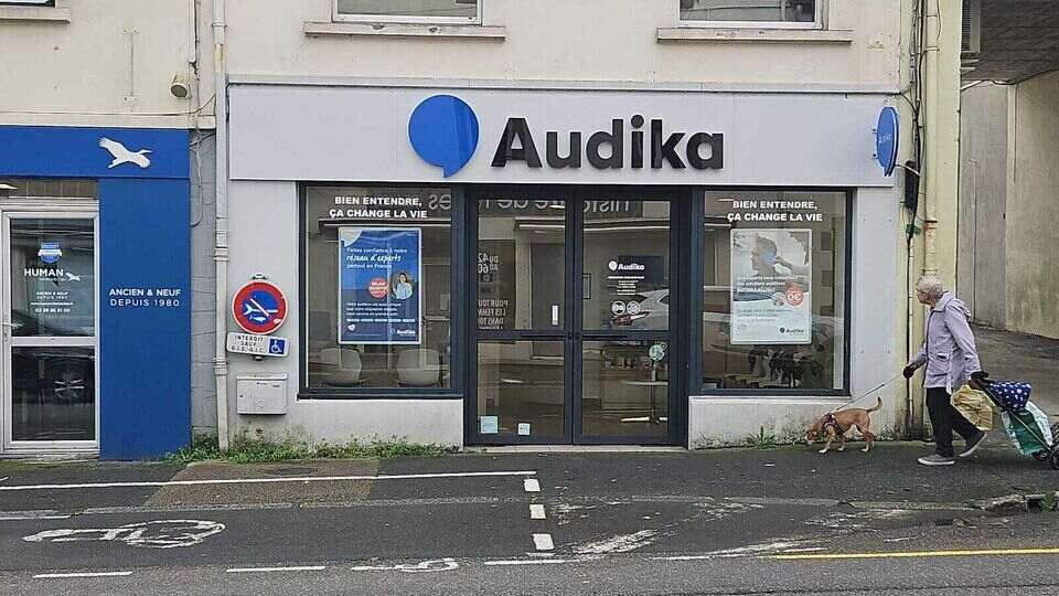 Devanture et vitrine de l'audioprothésiste Audika à Carhaix-Plouguer