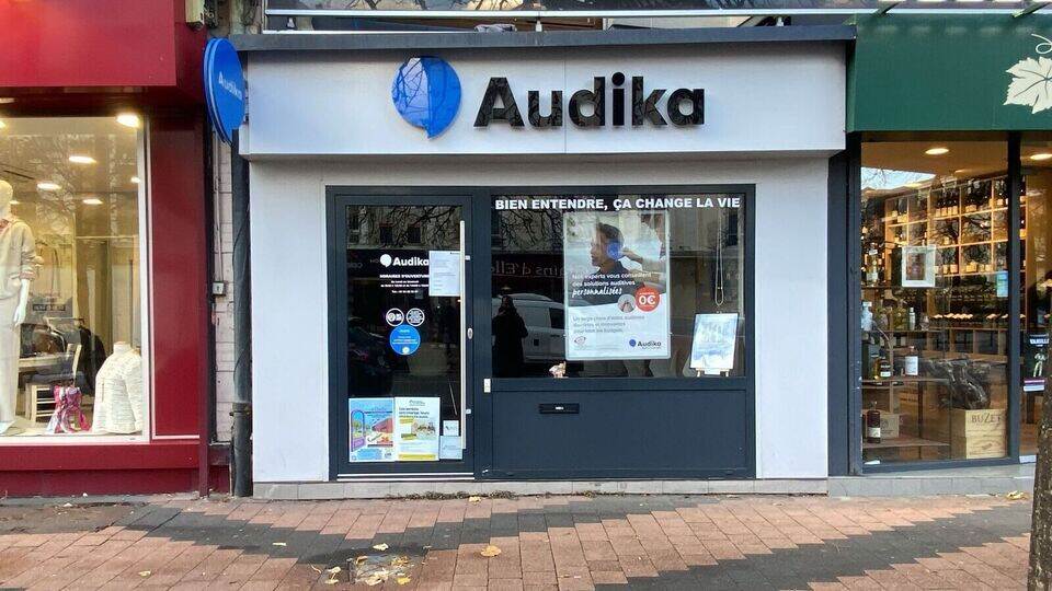 Devanture et vitrine du centre auditif Audika à Chelles