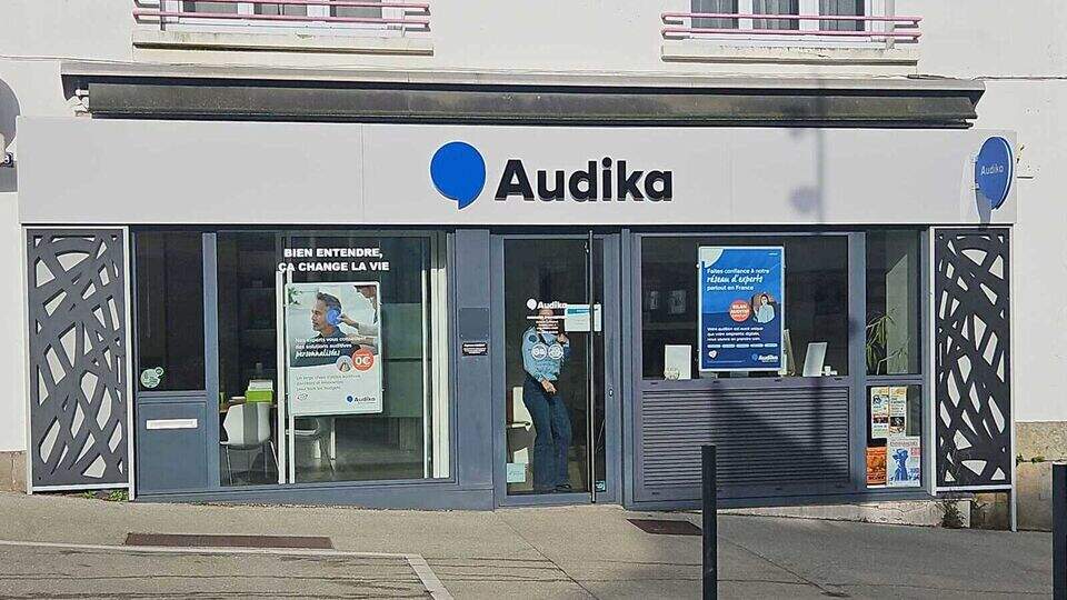 Devanture et vitrine de l'audioprothésiste Audika à Gourin