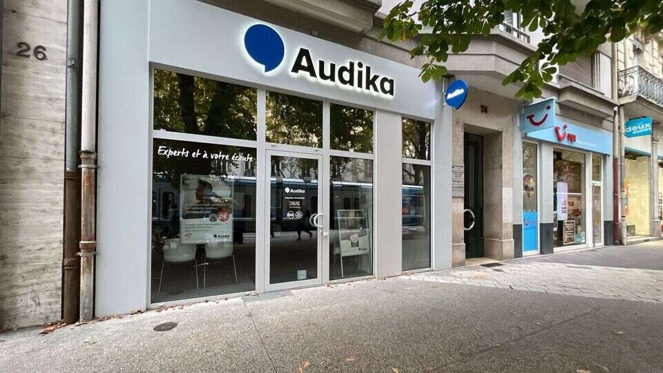 Devanture et vitrine de l'audioprothésiste Audika à Grenoble