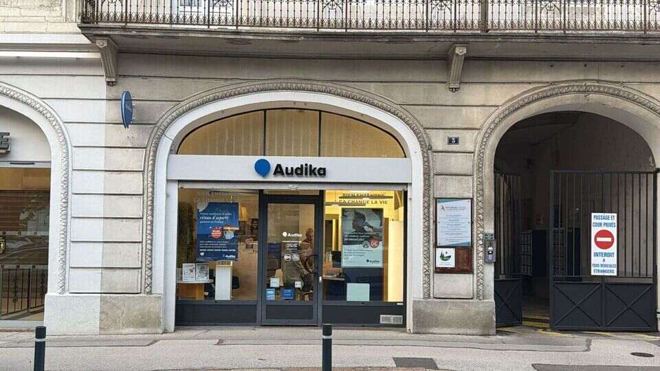 Devanture et vitrine de l'audioprothésiste Audika à Lons-le-Saunier
