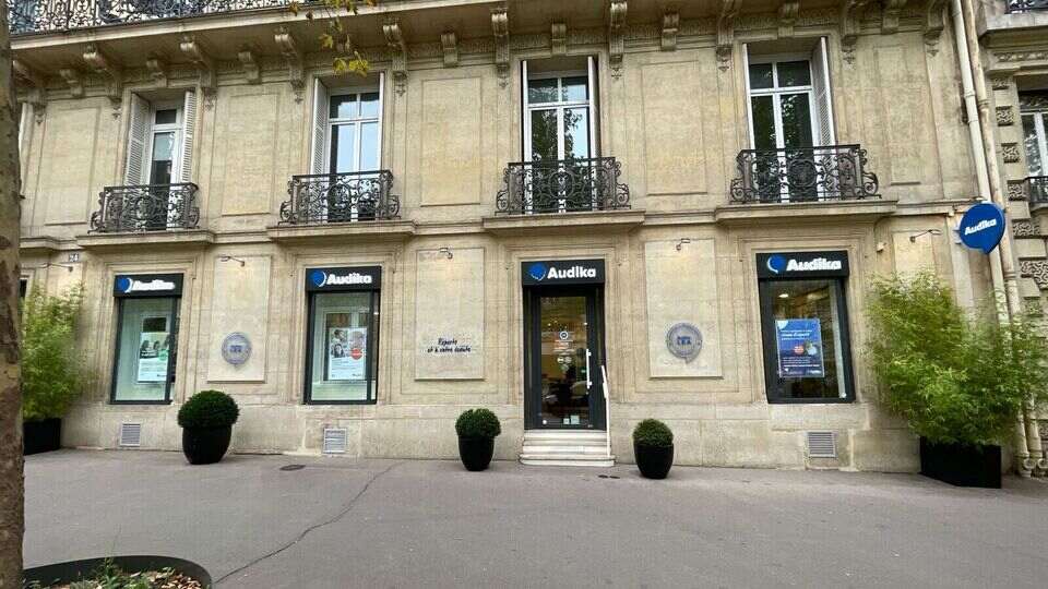 Devanture et vitrine de l'audioprothésiste Audika à Paris Etoile