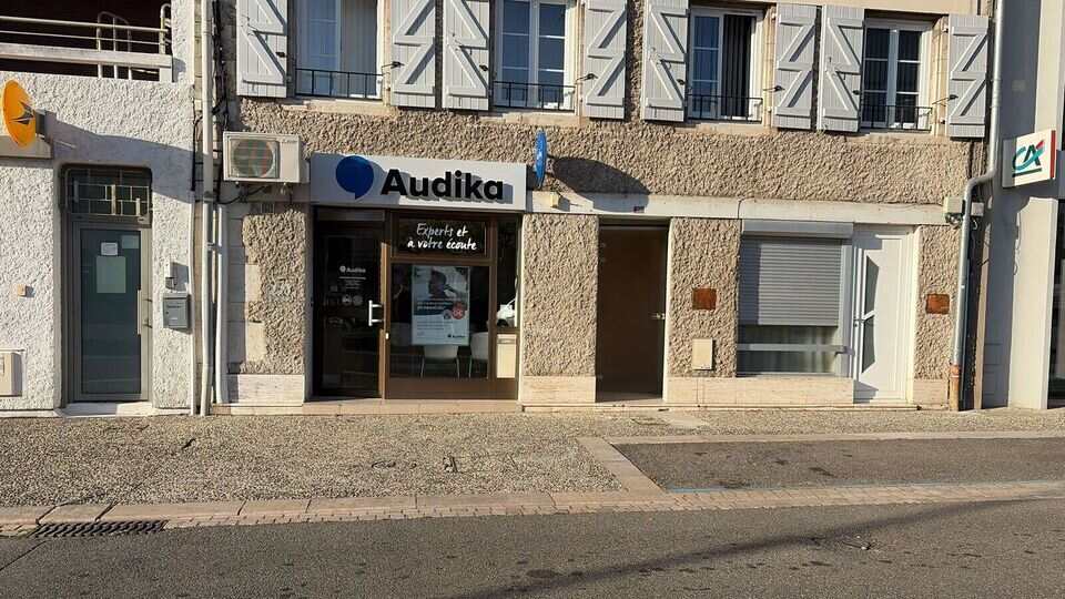 Devanture et vitrine de l'audioprothésiste Audika à Peyrehorade