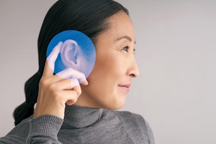 Dame portant un appareil auditif
