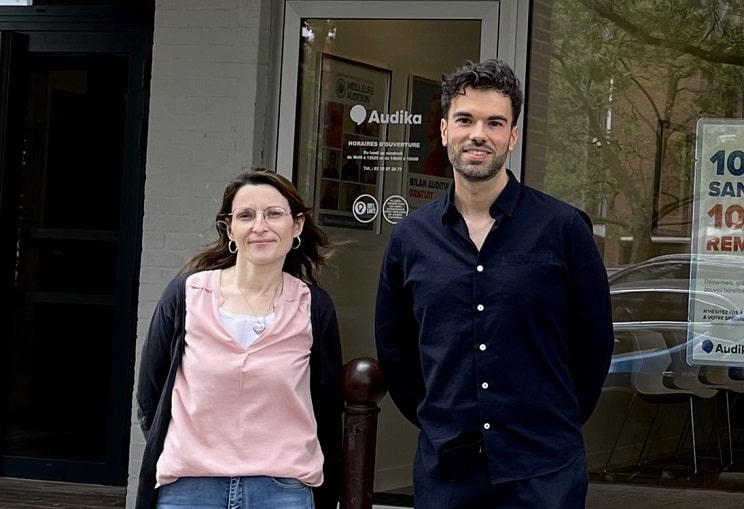 Audioprothésiste David et son assistante devant le centre Audika à Villeneuve d’Ascq