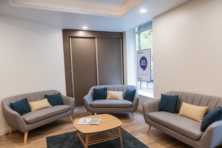 Salle d'attente pour les patients du centre auditif de Paris Etoile