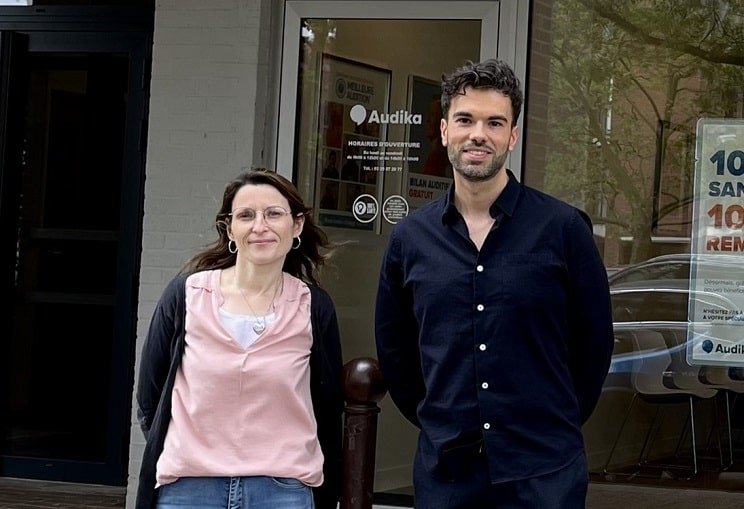 Audioprothésiste David et son assistante devant le centre Audika à Villeneuve d’Ascq