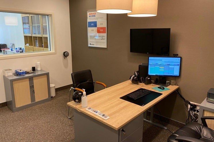 Bureau moderne d’audioprothésiste Audika à Toulouse, situé dans le quartier des Minimes, avec ordinateur, casque audio et équipements d’audition.