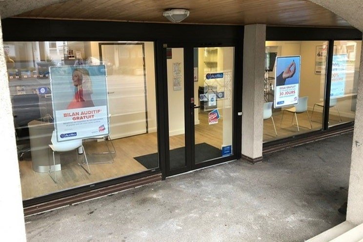 Façade du centre auditif moderne Saint-Jorien avec affiches promotionnelles sur vitrine.