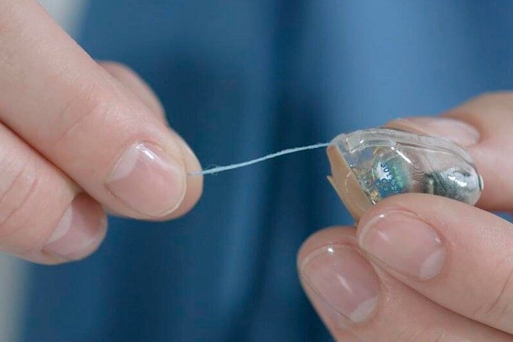 Nettoyage d’un appareil auditif intra-auriculaire avec un fil de nettoyage