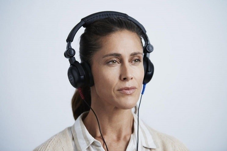 Une femme portant un casque audio pour un test auditif