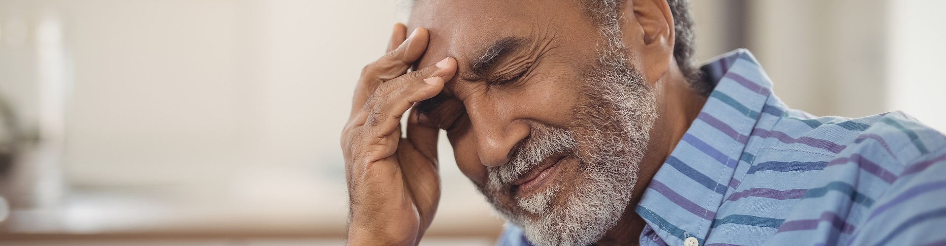 Homme souffrant de douleurs auriculaires touchant son oreille avec sa main