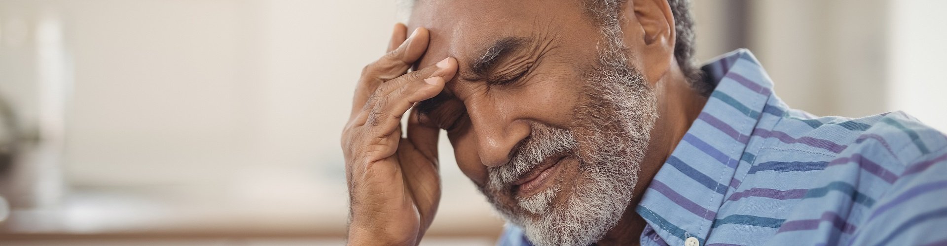 Homme souffrant de douleurs auriculaires touchant son oreille avec sa main