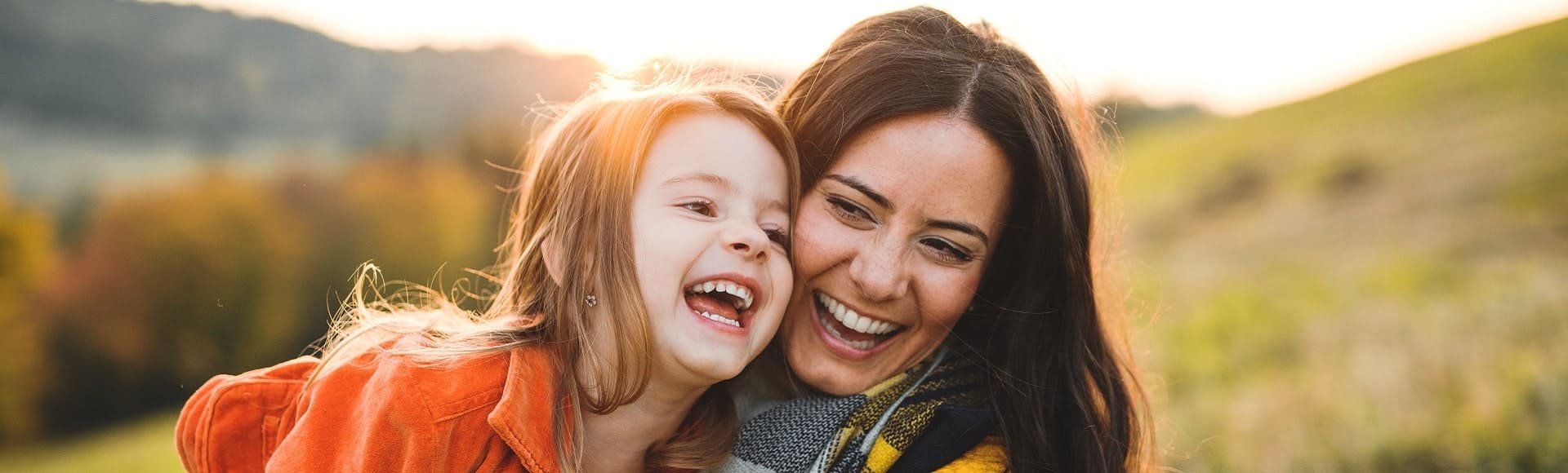 Une femme et sa fille en train de rire