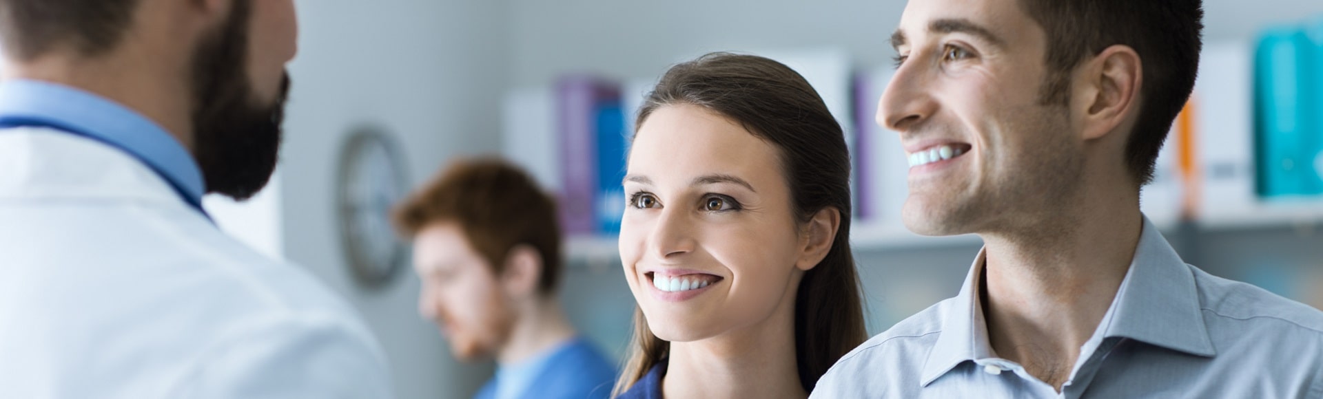 Couple discutant avec un audioprothésiste dans un cabinet d’audiologie