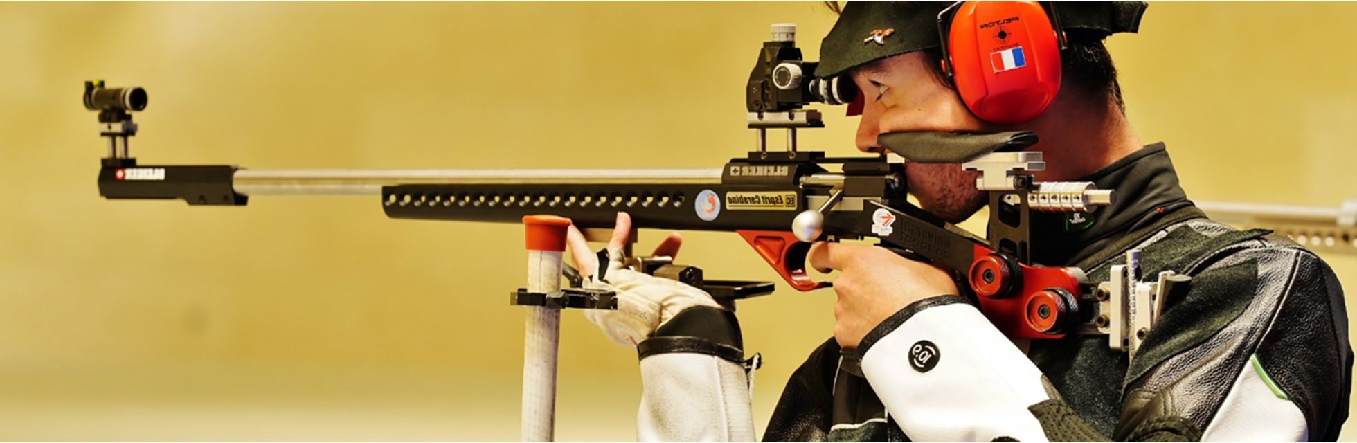 Un homme qui vise sa cible