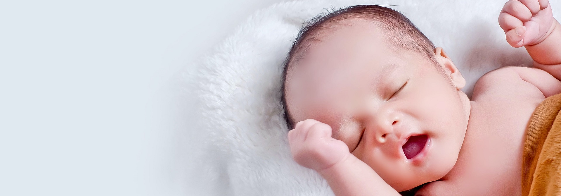 Un bébé allongé sur une couverture douce prépare à un dépistage auditif.