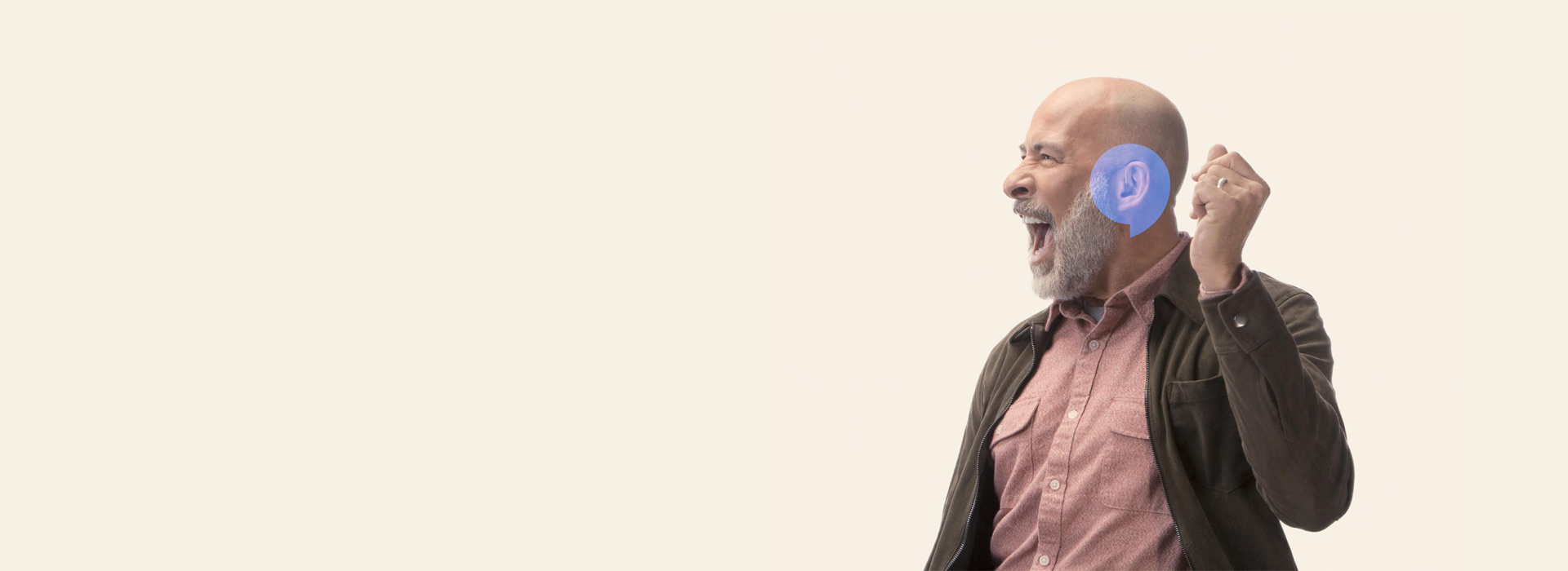 Homme satisfait après avoir utilisé les services Audika pour ses besoins auditifs