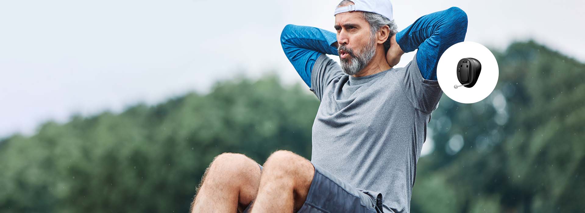 Un homme actif portant des appareils auditifs et s’entraînant en plein air.