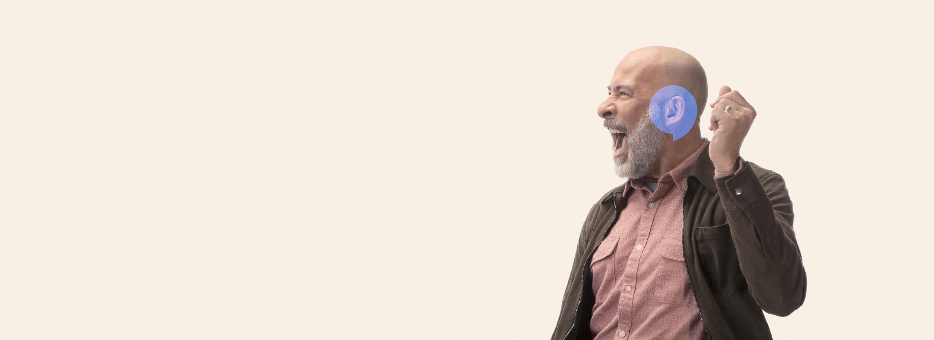 Homme satisfait après avoir utilisé les services Audika pour ses besoins auditifs