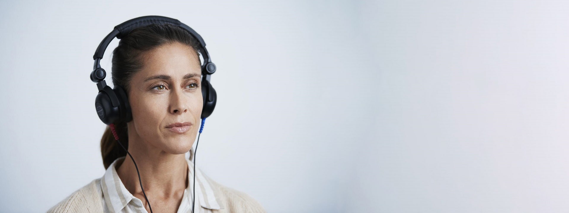 Une personne portant un casque réalise un test auditif.