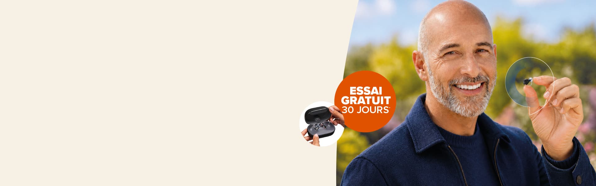 Homme tenant un apareil auditif Audika Blink Air