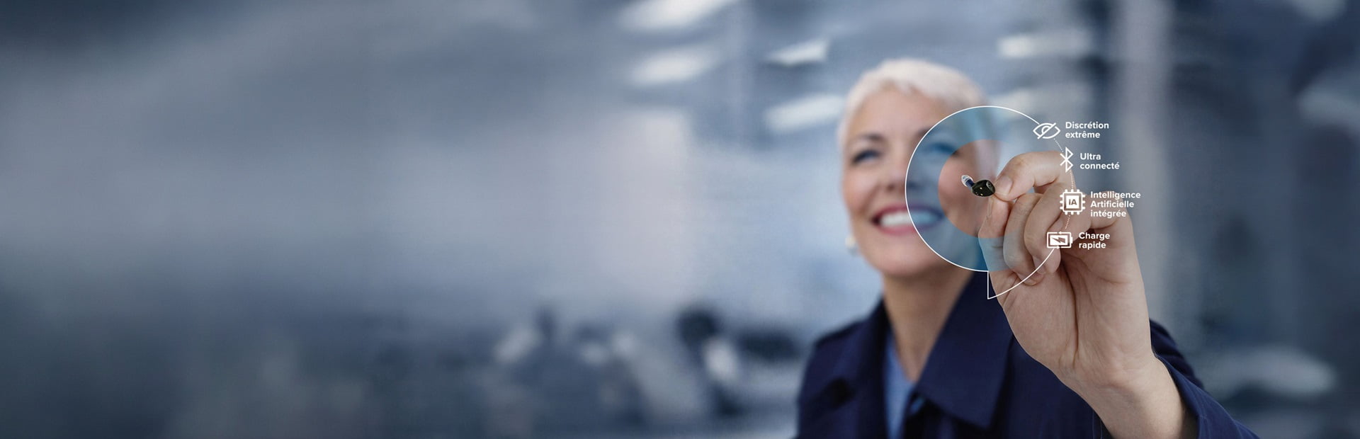 Dame tient des appareils Audika Blink Air