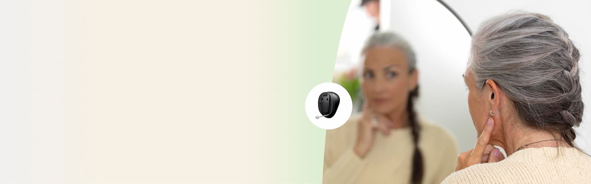 Femme porte un appareil auditif invisible