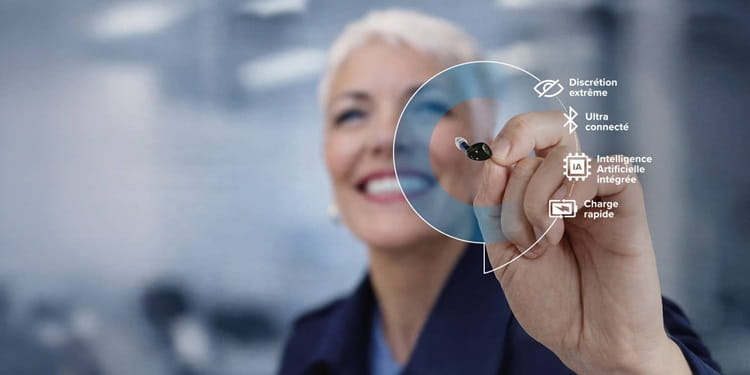 Dame avec appareil auditif Blink Air dans les mains