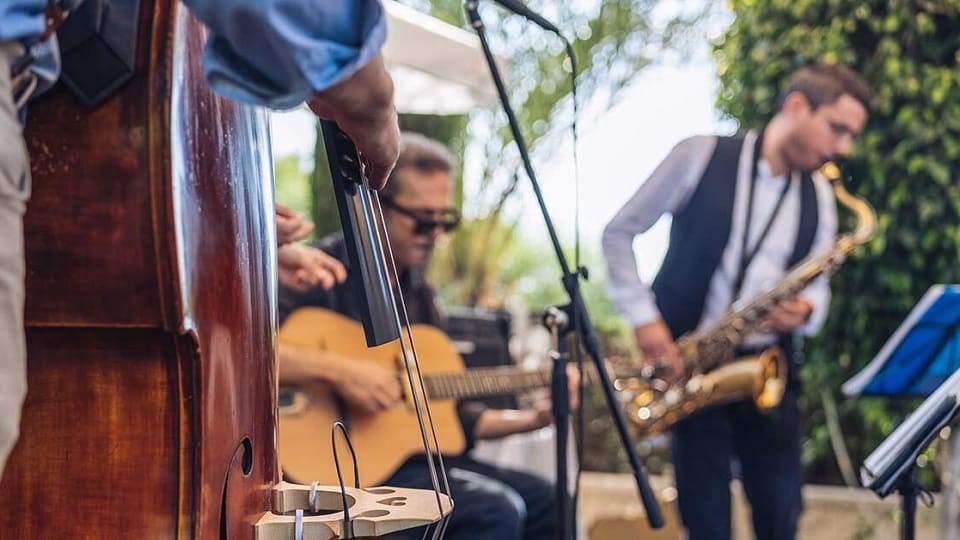 Un groupe de musique joue un morceau dans la rue