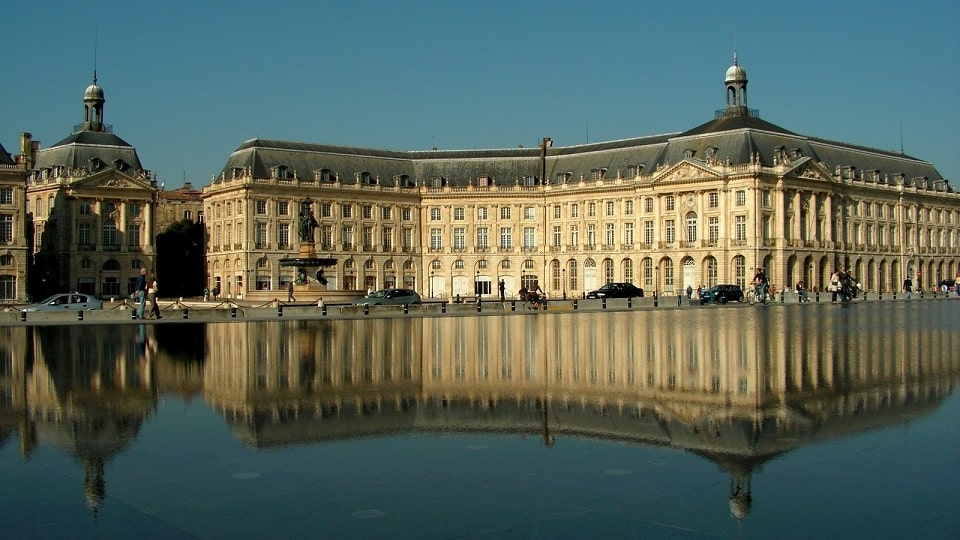 Place de la Bourse à Bordeaux avec son reflet dans le Miroir d’eau, un célèbre site touristique.