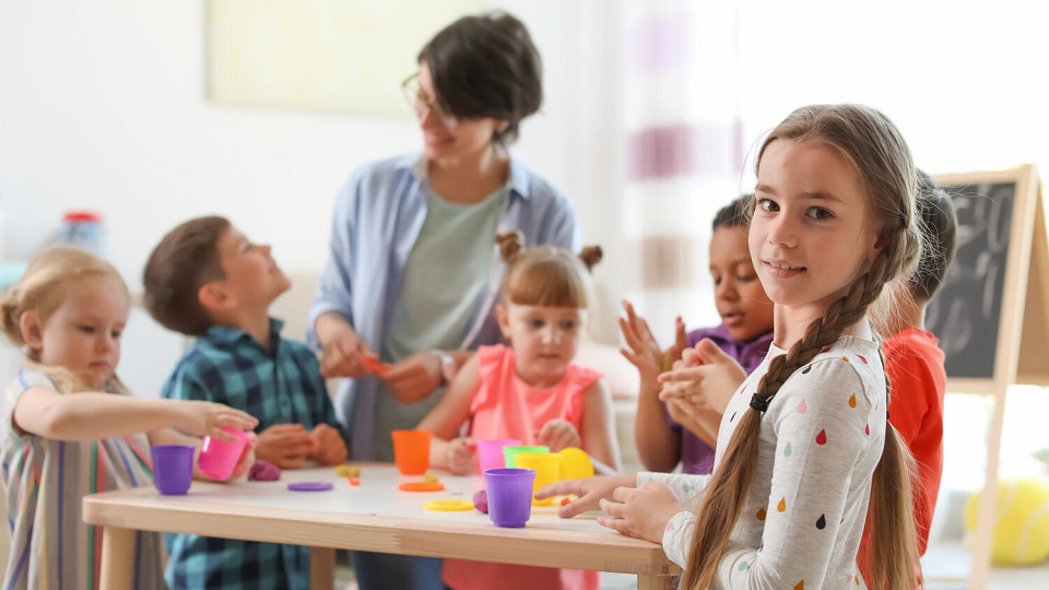 Enfant avec aide auditive dans une ecole