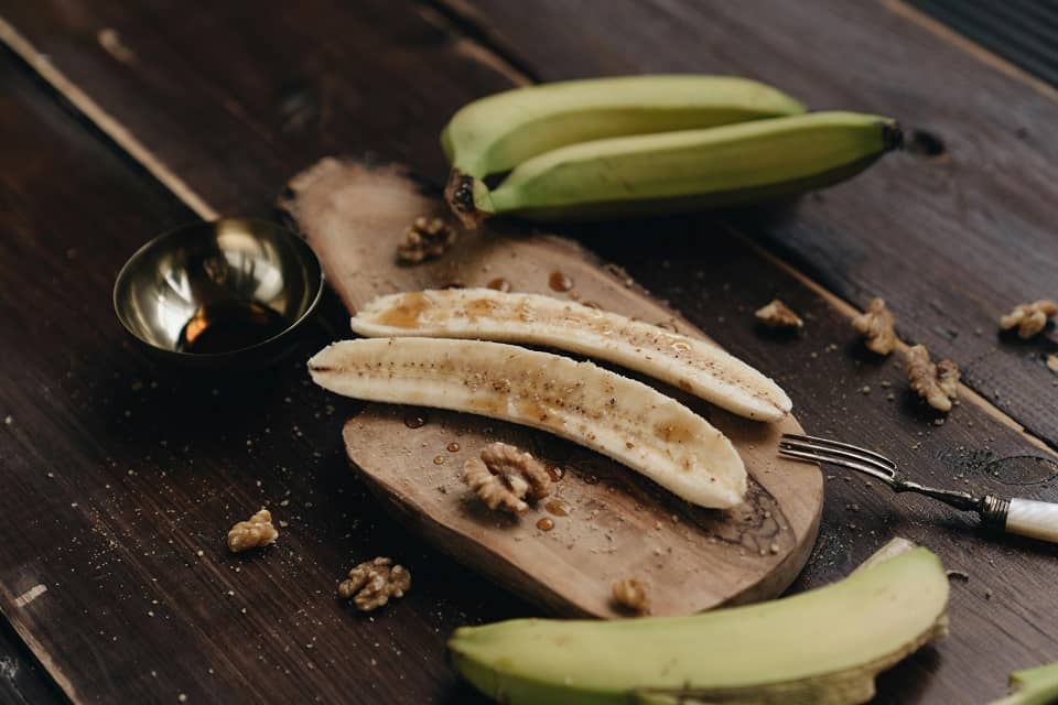 Des bananes sur une planche en bois