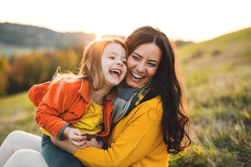 Une mère et sa fille rigolent ensemble