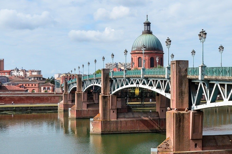 Paysage urbain de Toulouse avec le Pont Saint-Pierre et la Chapelle Saint-Joseph de la Grave.