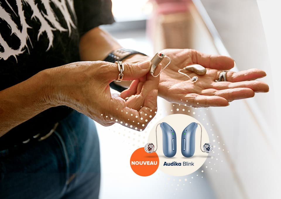 Appareils auditifs Audika Blink présentés dans des mains avec mise en avant du design innovant et du marquage ’Nouveau’.