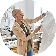 Une designer en train de préparer une robe sur mesure