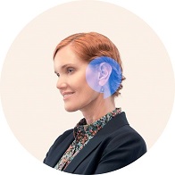 Femme portant des appareils auditifs contour d'oreille