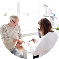 Un ORL rédige une prescription pour un patient