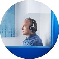 Cabine insonorisée utilisée pour des tests auditifs.