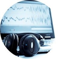 Casque audio devant un écran affichant un graphique de mesures audiométriques et acoustiques