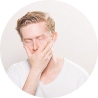 Personne ressentant une gêne ou un malaise